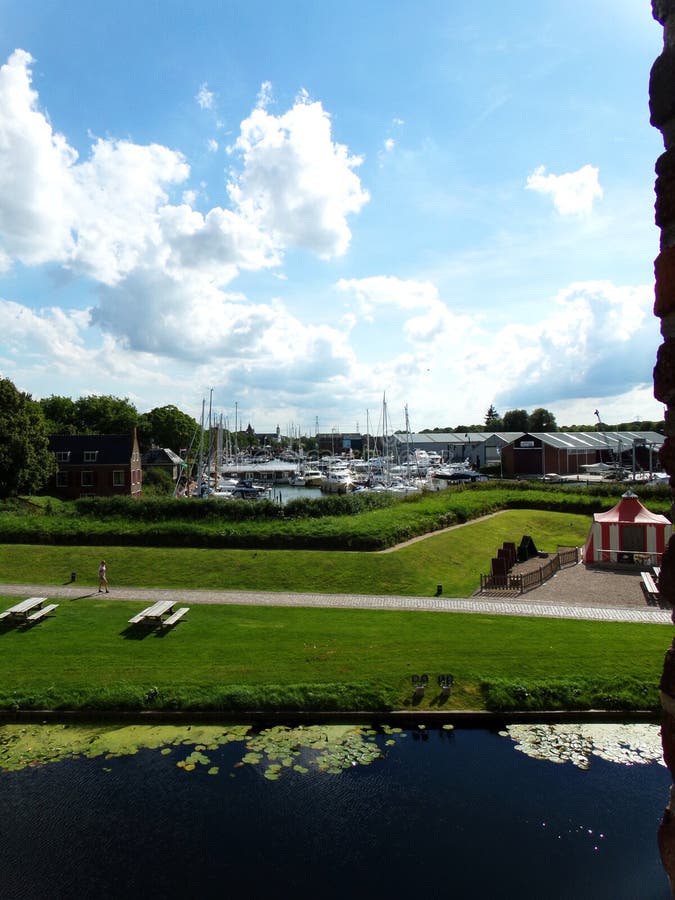 Hamn bredvid Muiderslot, Muiden slott i Holland, Nederländerna royaltyfri foto Hamn bredvid Muiderslot, Muiden slott i Holland, Nederländerna royaltyfri foto