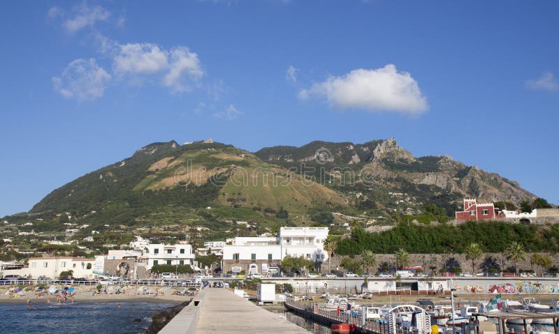 Hamn och monte epomeo arkivfoton