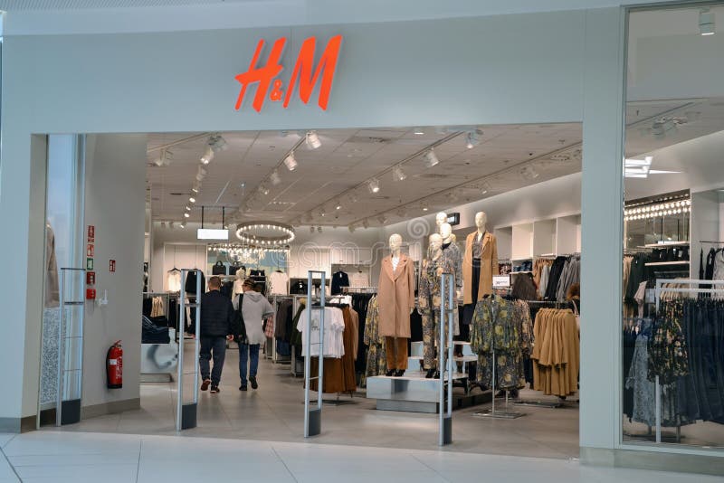 Tienda H&M En Varsovia Por La Noche Foto de archivo editorial - Imagen de  europa, minorista: 171140918