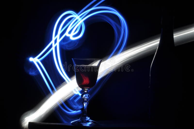 Hampagne na véspera de Ano Novo alargamentos Cumprimentos do ` s do ano novo Felicidade e divertimento imagem de stock Hampagne na véspera de Ano Novo alargamentos Cumprimentos do ` s do ano novo Felicidade e divertimento imagem de stock