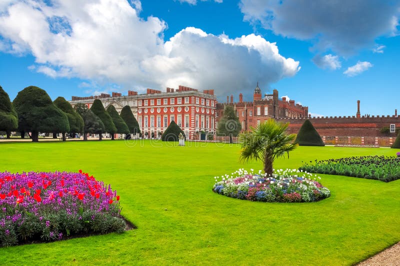 Hampton Court Gardens i våren, London, Förenade kungariket royaltyfri foto Hampton Court Gardens i våren, London, Förenade kungariket royaltyfri foto