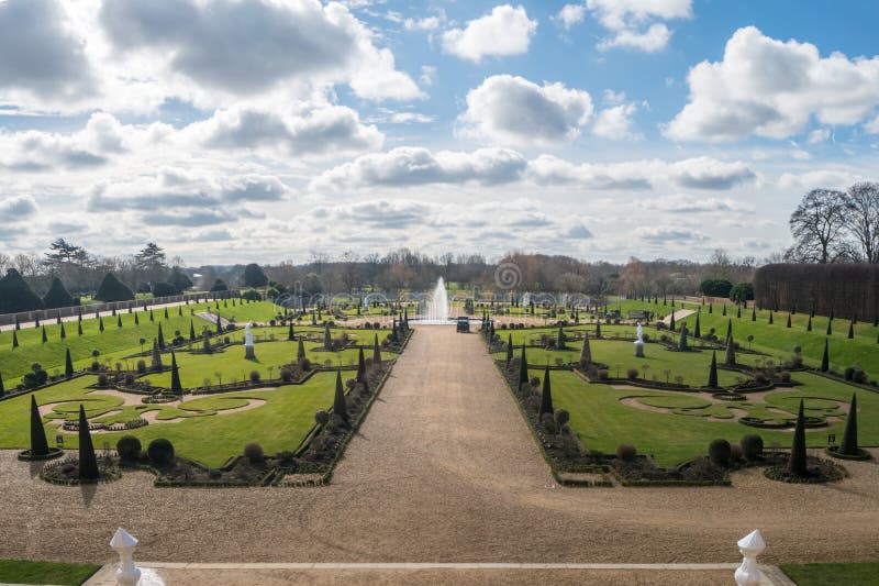 Hampton Court Palace com jardins verdes