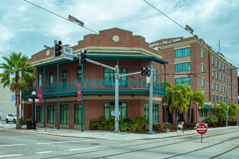 Hampton Inn- und Reihen-Hotel auf 7. Aveneu an Ybor-Stadt stockbilder Hampton Inn- und Reihen-Hotel auf 7. Aveneu an Ybor-Stadt stockbilder