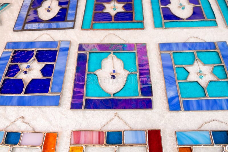Hamsa en David Star bevlekte die glasplaten bij ambachtsmarkt wordt verkocht Tel Aviv royalty-vrije stock afbeeldingen Hamsa en David Star bevlekte die glasplaten bij ambachtsmarkt wordt verkocht Tel Aviv royalty-vrije stock afbeeldingen