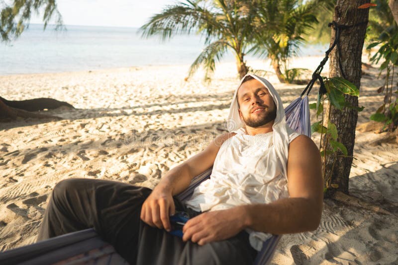 Han ligger i en hammock som njuter av ensamhet och natur som meditativt tillstånd och koncentration fotografering för bildbyråer
