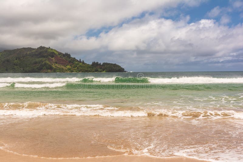 Hanalei Bay, Kauai, Hawaii stock image. Image of crashing 144166135