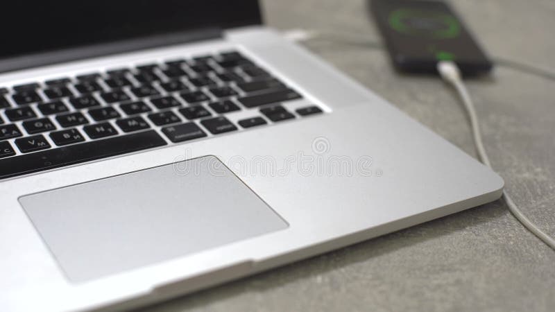 Hand ansluta USB-hårddisk till modern datorteknik för bärbara datorer lager videofilmer