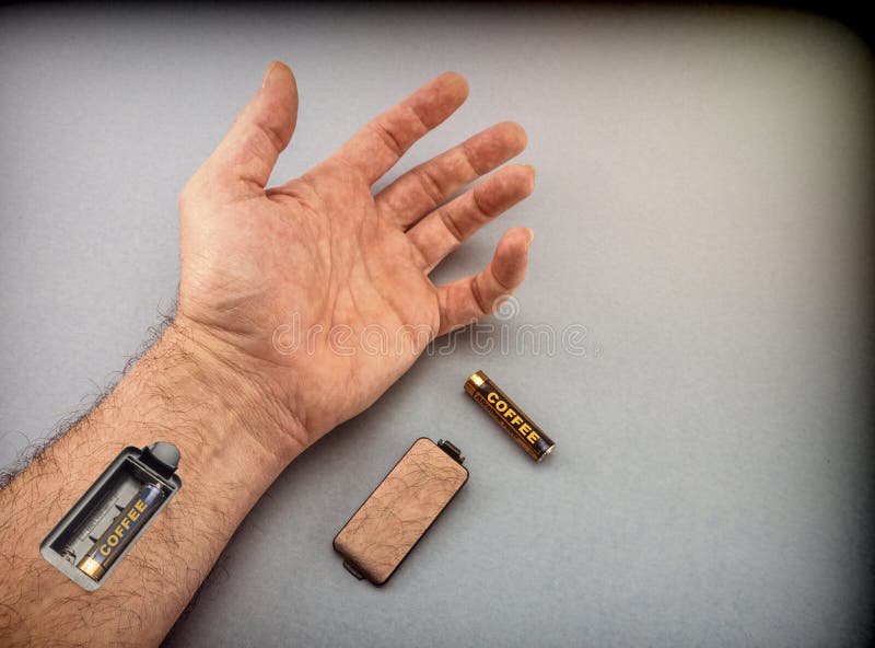 Hand av mannen med springan för laddande batterier royaltyfria bilder Hand av mannen med springan för laddande batterier royaltyfria bilder