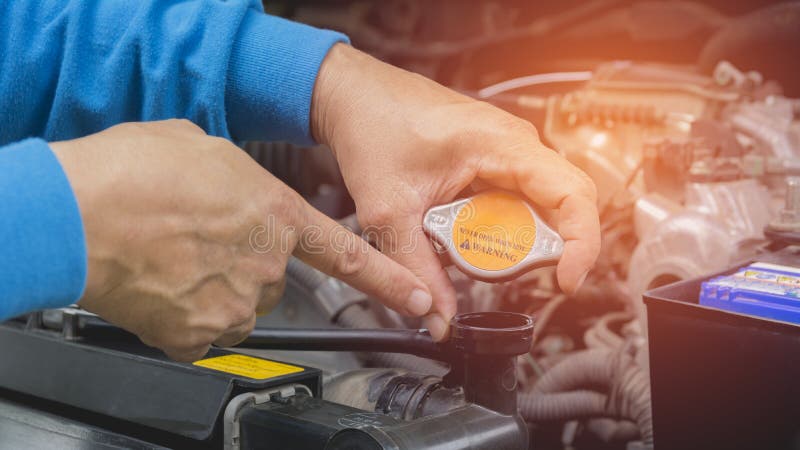 Hand av teknikeren som kontrollerar motorn av bilen royaltyfri bild Hand av teknikeren som kontrollerar motorn av bilen royaltyfri bild