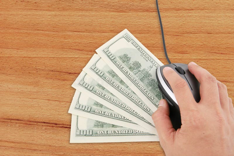 Hand benutzt Computermaus mit Geld auf Schreibtisch lizenzfreie stockbilder Hand benutzt Computermaus mit Geld auf Schreibtisch lizenzfreie stockbilder