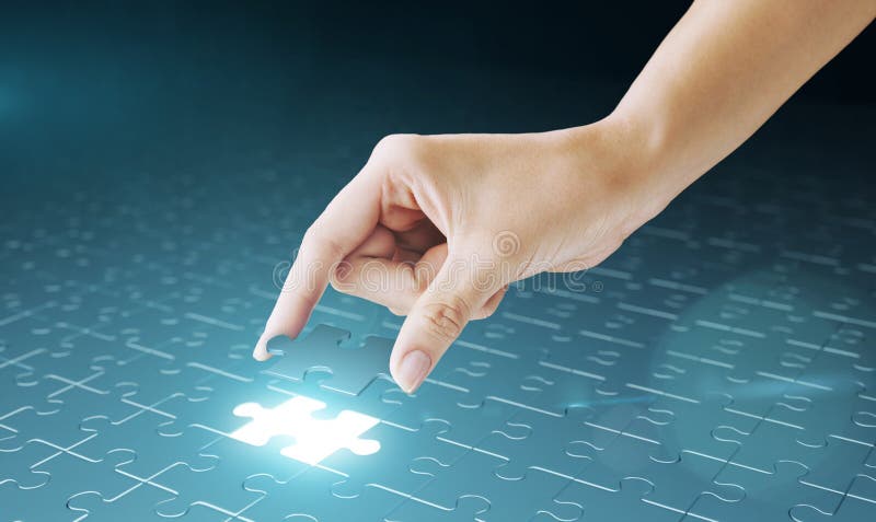 Hand betten fehlendes Puzzlespielstück in Platz ein stockbild Hand betten fehlendes Puzzlespielstück in Platz ein stockbild