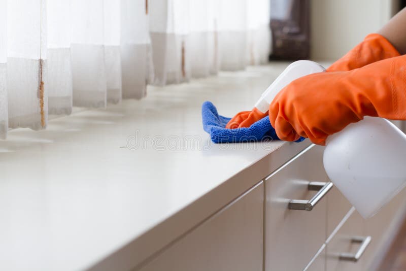 Hand in den Handschuhen, die einen Reiniger zu einem Holzmöbel für das Säubern eines Staubes im Schlafzimmer sprühen stockbilder Hand in den Handschuhen, die einen Reiniger zu einem Holzmöbel für das Säubern eines Staubes im Schlafzimmer sprühen stockbilder