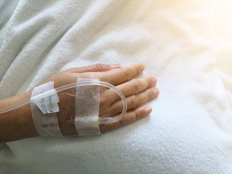 Hand der Frau, Natriumchlorid-Lösung für intravenöses, die Salzlösung, ärztliche Behandlung, salziges intravenöses, Krankenhäuser lizenzfreies stockfoto Hand der Frau, Natriumchlorid-Lösung für intravenöses, die Salzlösung, ärztliche Behandlung, salziges intravenöses, Krankenhäuser lizenzfreies stockfoto