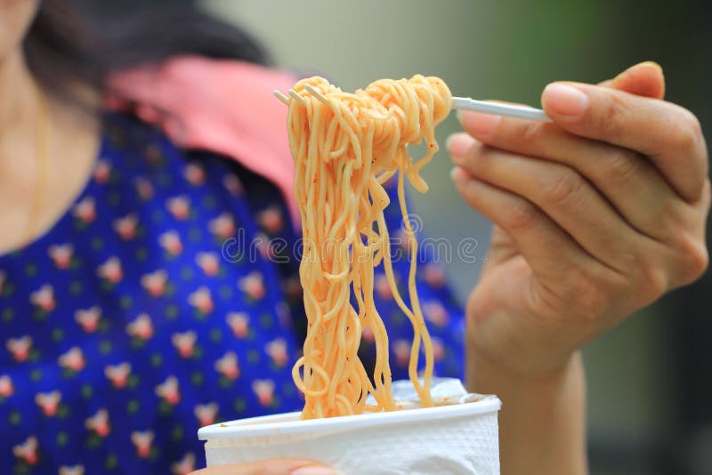 Hand der jungen Frau, die Plastikgabel von sofortigen Nudeln, Nierenversagen des Natriumdi?t-hohen Risikos, gesunde Ern?hrung h?l lizenzfreies stockbild Hand der jungen Frau, die Plastikgabel von sofortigen Nudeln, Nierenversagen des Natriumdi?t-hohen Risikos, gesunde Ern?hrung h?l lizenzfreies stockbild
