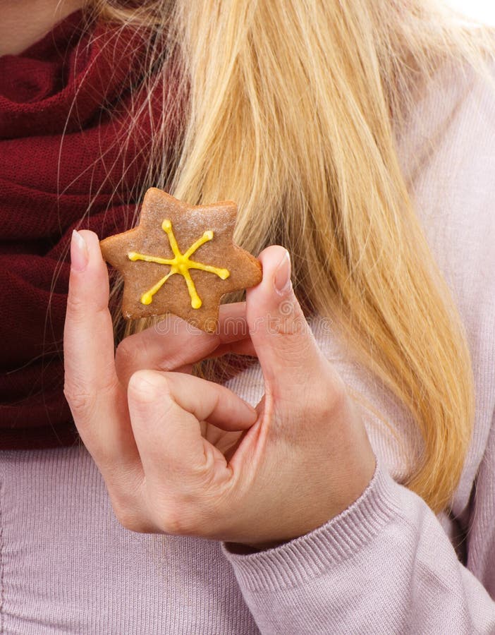 Hand des Frauenholdinglebkuchens in Form des Sternes, Weihnachtszeit stockfoto Hand des Frauenholdinglebkuchens in Form des Sternes, Weihnachtszeit stockfoto