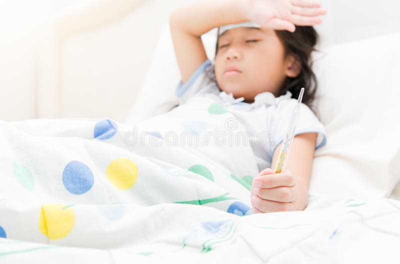 Hand des kleinen Mädchens mit einem Thermometer stockbilder Hand des kleinen Mädchens mit einem Thermometer stockbilder