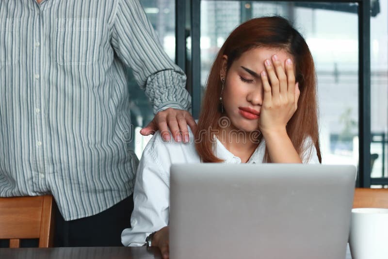 Hand des Kollegen die deprimierte traurige Asiatin mit den Händen auf Gesicht tröstend schreiend im Büro lizenzfreies stockfoto Hand des Kollegen die deprimierte traurige Asiatin mit den Händen auf Gesicht tröstend schreiend im Büro lizenzfreies stockfoto