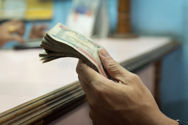 Hand des nepalesischen Geldes des Manngriffs nach changemoney am Austausch MO lizenzfreie stockfotografie Hand des nepalesischen Geldes des Manngriffs nach changemoney am Austausch MO lizenzfreie stockfotografie