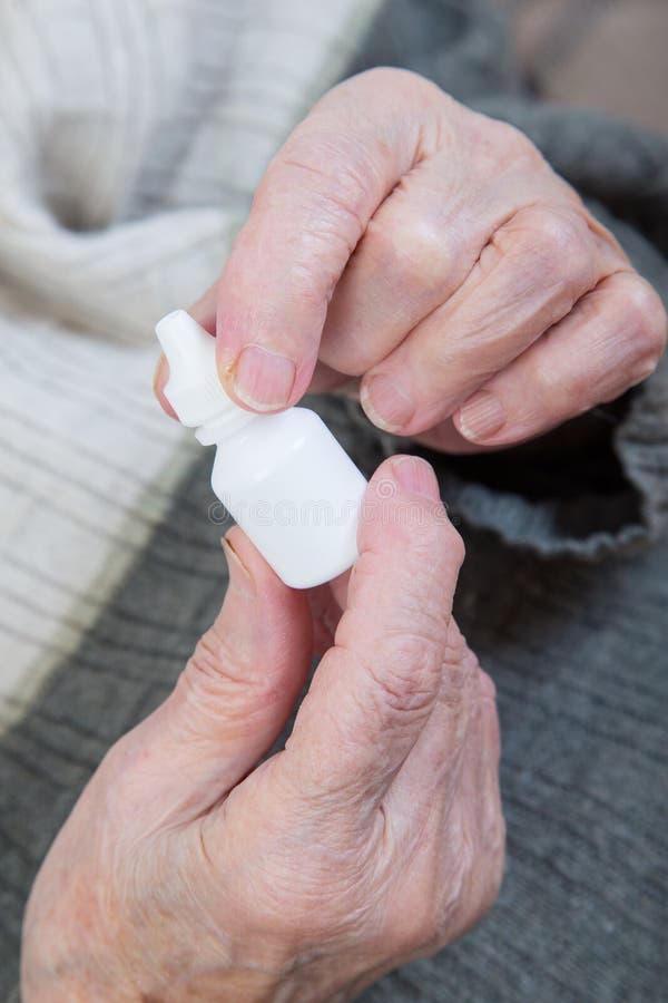 Hand, die Augentropfen hält stockbild Hand, die Augentropfen hält stockbild