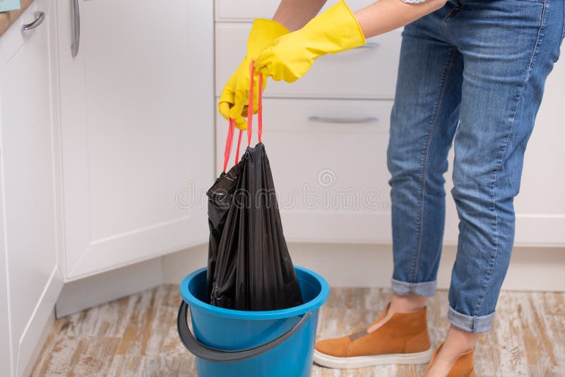 Hand die een afvalvuilniszak houden thuis om het weg te nemen stock foto Hand die een afvalvuilniszak houden thuis om het weg te nemen stock foto