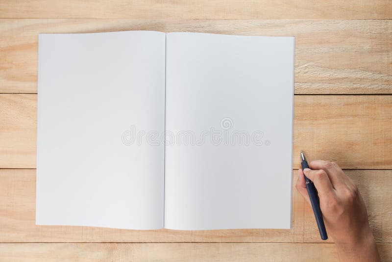 Hand die een pen met lege boek of tijdschriften houden royalty-vrije stock afbeeldingen Hand die een pen met lege boek of tijdschriften houden royalty-vrije stock afbeeldingen