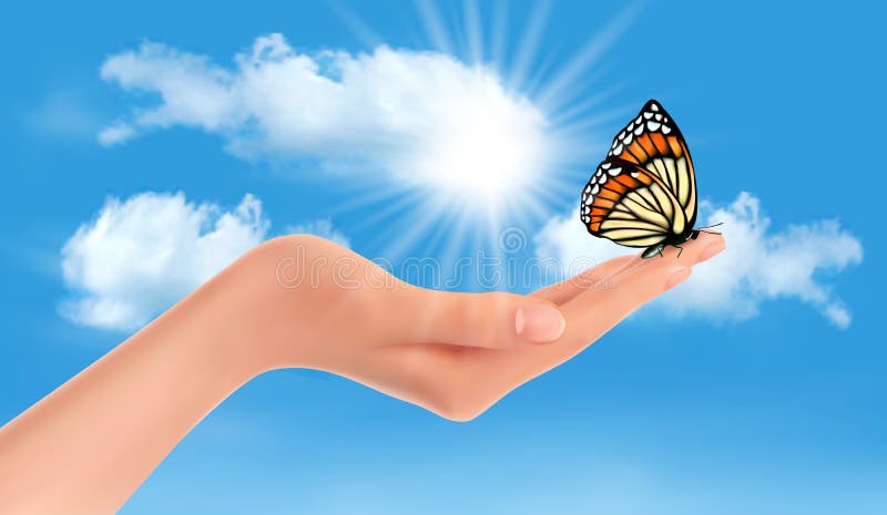 Hand die een vlinder tegen een blauwe hemel en su houden