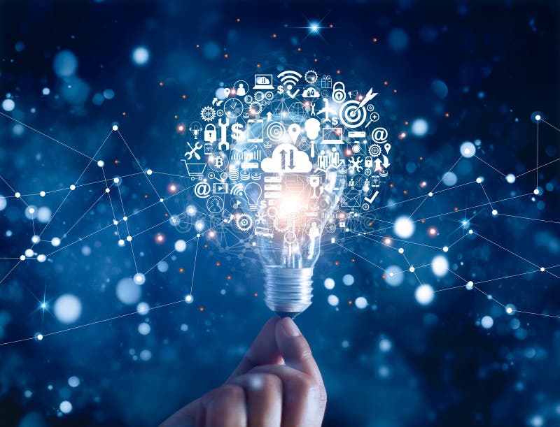 Hand die gloeilamp en pictogrammen van de bedrijfs de digitale marketing innovatietechnologie op netwerk houden Hand die gloeilamp en pictogrammen van de bedrijfs de digitale marketing innovatietechnologie op netwerk houden