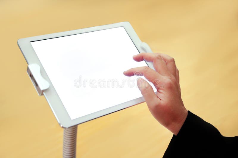 Hand die grote touchscreen tablet, het Lege lege scherm, het witte scherm van Smartphone houdt stock afbeeldingen Hand die grote touchscreen tablet, het Lege lege scherm, het witte scherm van Smartphone houdt stock afbeeldingen