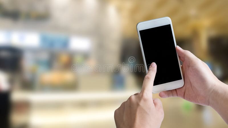 Hand die het lege scherm van smartphone voor huidige toepassing met behulp van stock foto's Hand die het lege scherm van smartphone voor huidige toepassing met behulp van stock foto's