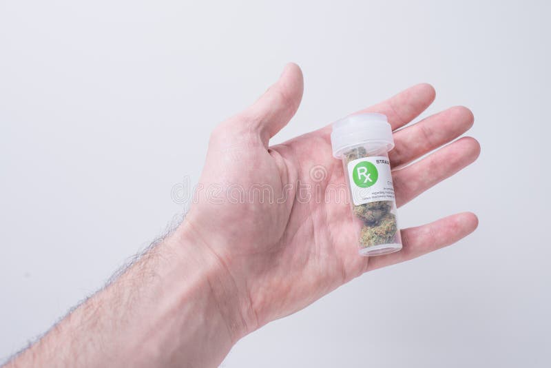 hand die medische cannabis dicht houden royalty-vrije stock afbeelding hand die medische cannabis dicht houden royalty-vrije stock afbeelding