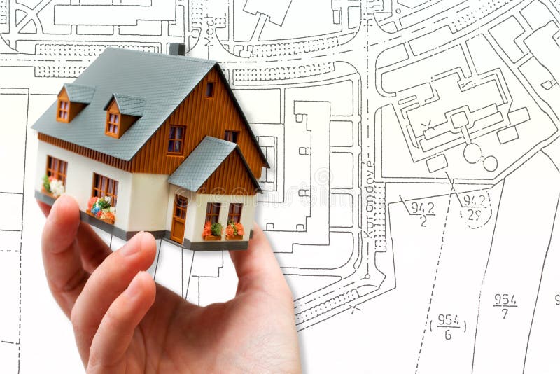 Hand die nieuw modelhuis en architectuurblauwdrukplan houden royalty-vrije stock afbeelding Hand die nieuw modelhuis en architectuurblauwdrukplan houden royalty-vrije stock afbeelding