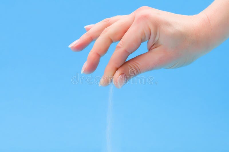 Hand die zout bestrooien stock afbeelding Hand die zout bestrooien stock afbeelding
