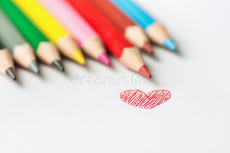 Hand dragit rött hjärtafotografi för klotter av raden av mångfärgade blyertspennor på vit bakgrund Dagen för Valentine Mother ` s