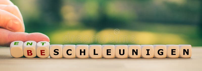 Hand dreht Würfel und ändert sich das deutsche Wort beschleunigen zu beschleunigen zu entschleunigen Verlangsamung.