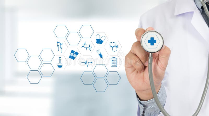 Hand för doktor för medicinhälsovård som yrkesmässig arbetar med funktionsläge arkivfoto