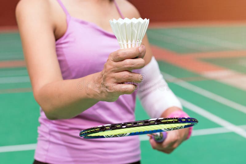 hand för gammal kvinna för closeup äldre av badmintonspelaren, hälsovård arkivbilder hand för gammal kvinna för closeup äldre av badmintonspelaren, hälsovård arkivbilder