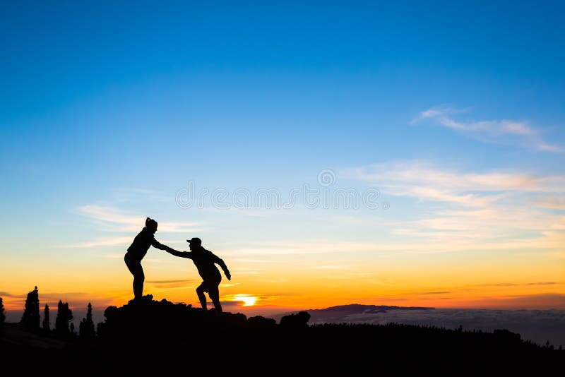Hand för portion för teamworkparklättring fotografering för bildbyråer Hand för portion för teamworkparklättring fotografering för bildbyråer