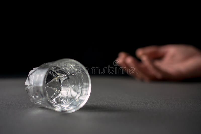 Hand gedronken het liggen leeg glas van wodka of alcoholische drank royalty-vrije stock foto's Hand gedronken het liggen leeg glas van wodka of alcoholische drank royalty-vrije stock foto's