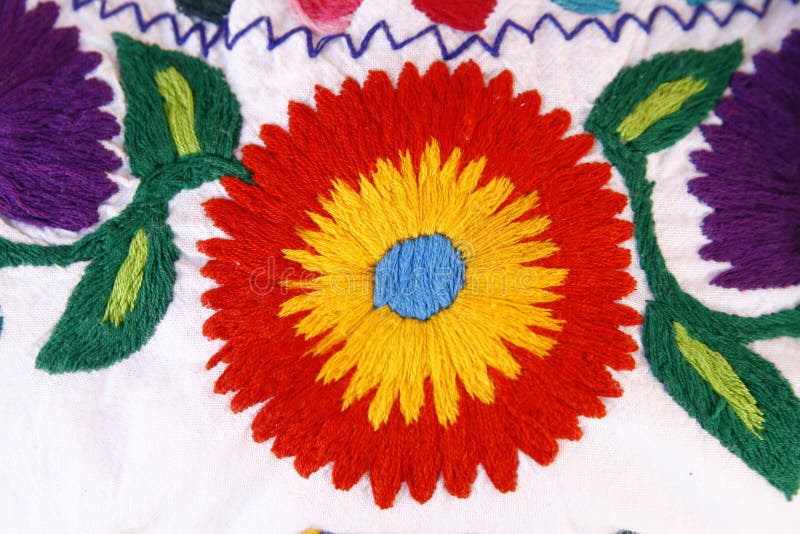 Hand gestikte stof met een kleurrijke bloem