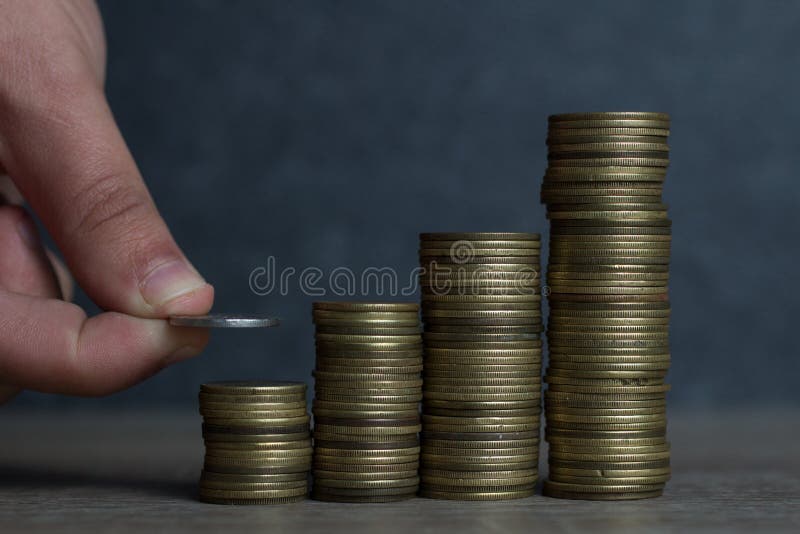 Hand gezette Muntstukken aan stapel muntstukken, het geld van de Conceptenbesparing royalty-vrije stock foto Hand gezette Muntstukken aan stapel muntstukken, het geld van de Conceptenbesparing royalty-vrije stock foto