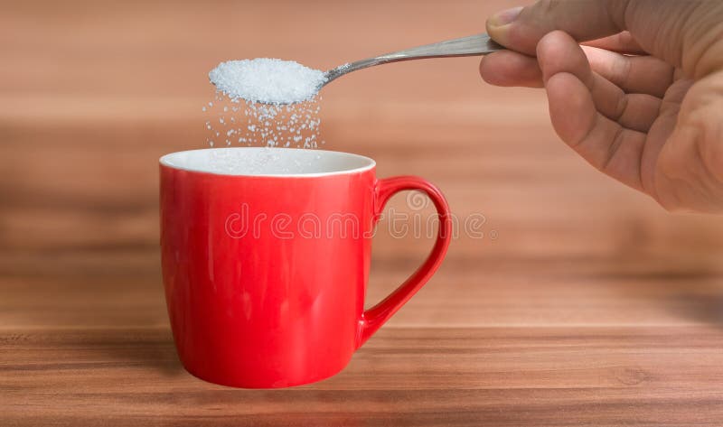 Hand gießt Zucker zur roten Tasse Tee Ungesundes Essenkonzept stockfotos Hand gießt Zucker zur roten Tasse Tee Ungesundes Essenkonzept stockfotos