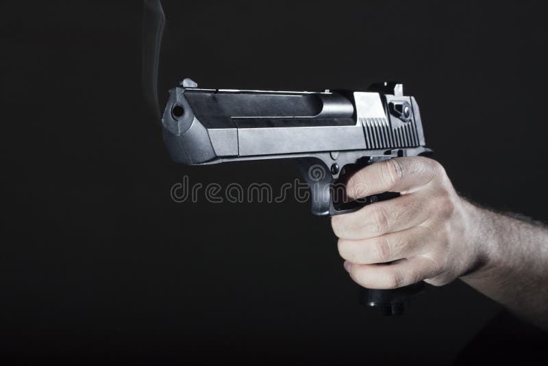 Smoking gun po výstrele v ruke človeka.