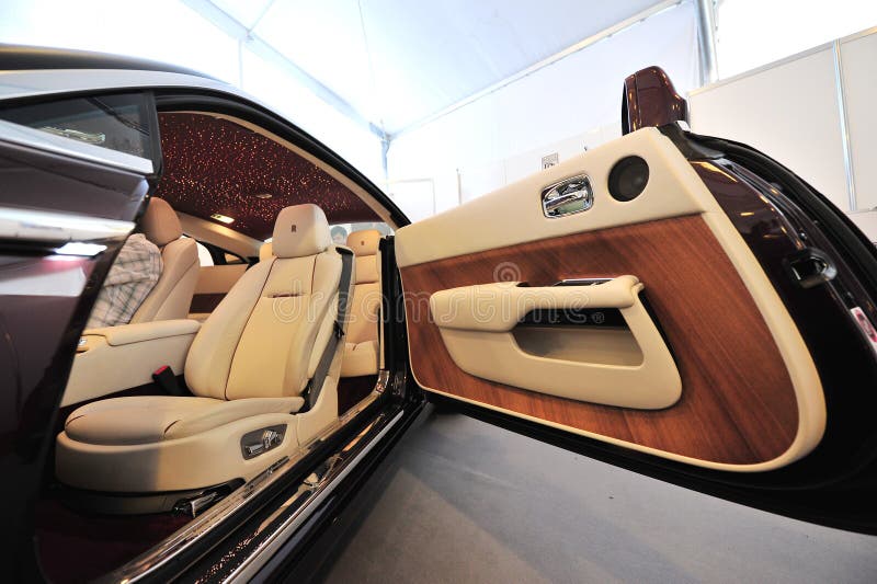 Hand - het gemaakte unieke binnenland van de Broodjes Royce Wraith op vertoning tijdens het Jacht van Singapore toont bij Één Graa royalty-vrije stock foto Hand - het gemaakte unieke binnenland van de Broodjes Royce Wraith op vertoning tijdens het Jacht van Singapore toont bij Één Graa royalty-vrije stock foto