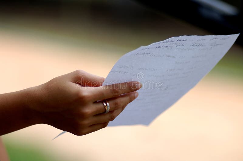 La mano del giovane con lettera scritta a mano sul foglio di carta la natura di sfondo.