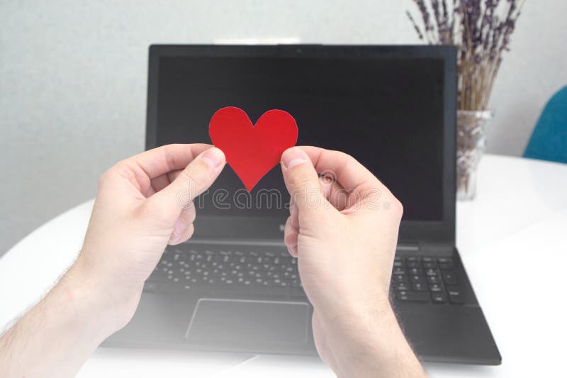 Làm ấm tình yêu vào mùa đông giá lạnh với hình nền laptop trái tim Valentine đỏ rực rỡ. Lấy cảm hứng từ ngày Lễ Tình Nhân, hình ảnh trái tim Valentine sẽ mang đến cho người dùng một màn hình laptop đáng yêu và lãng mạn, giúp cho tình yêu của hai bạn luôn như ngọn đuốc bùng cháy và tràn đầy niềm vui.
