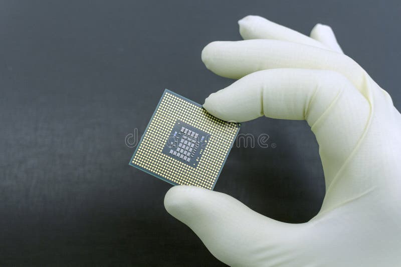 Hand i den vita handsken som rymmer en mikrochips f? r CPU-datorprocessor arkivbilder
