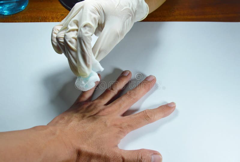 Hand i medicinsk rubber handskelokalvård som ska såras arkivfoto Hand i medicinsk rubber handskelokalvård som ska såras arkivfoto