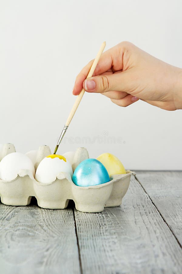 Hand im Rahmen malt die Eier für Ostern stockbild Hand im Rahmen malt die Eier für Ostern stockbild