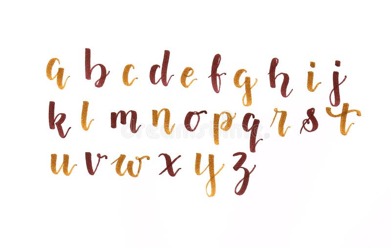 L'alfabeto mano scritto autunnale colori fatto piccolo spazzola penne sul bianco.