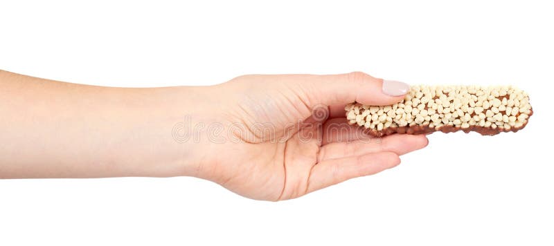 Hand med den sunda granola-, energi-, sport-, frukost- och proteinstången royaltyfri bild Hand med den sunda granola-, energi-, sport-, frukost- och proteinstången royaltyfri bild